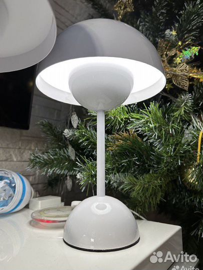 Настольная лампа flowerpot в стиле &Tradition