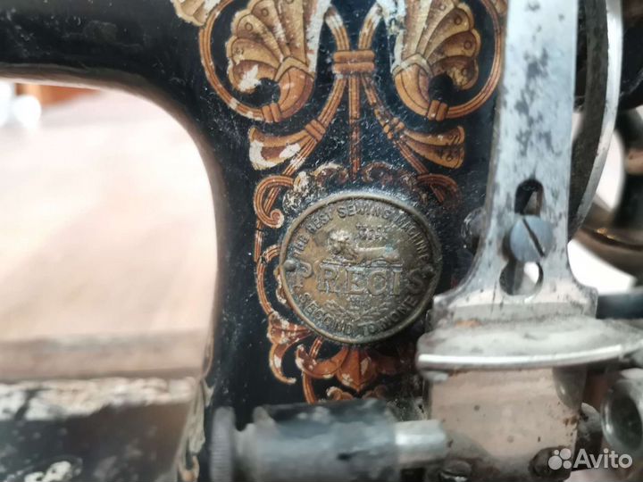 Старинная швейная машинка