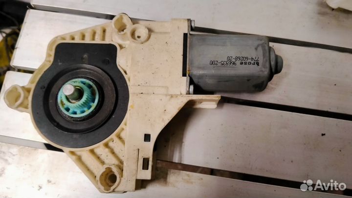 Моторчик стеклоподъемника VAG