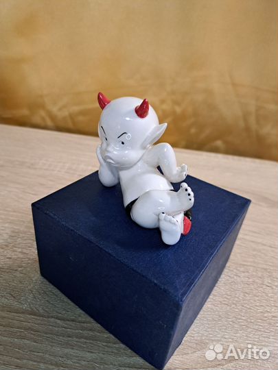 Фигурка фарфоровая