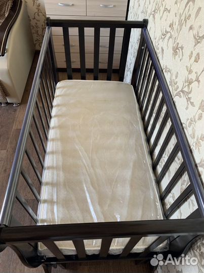 Детская кроватка с маятником и ящиком