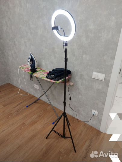 Кольцевая лампа со штативом и блютуз пульт
