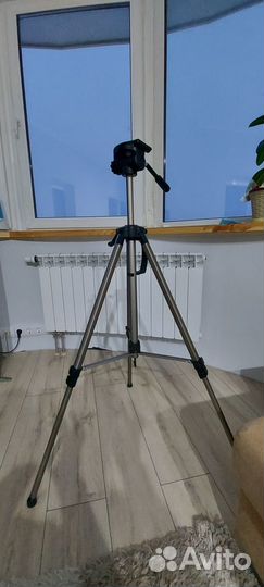 Зеркальная камера Olimpus e500 со штативом