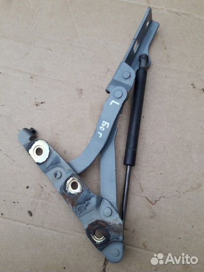 Петля багажника задняя левая Nissan Teana J31