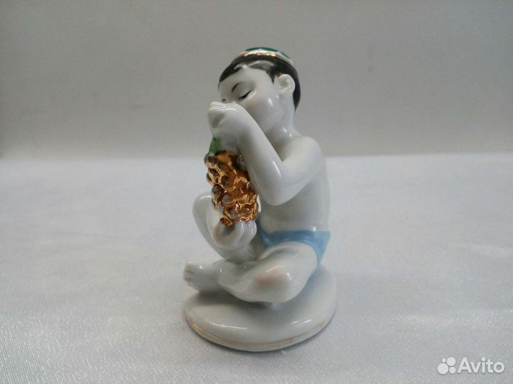Фарфоровая статуэтка Мальчик с виноградом лфз