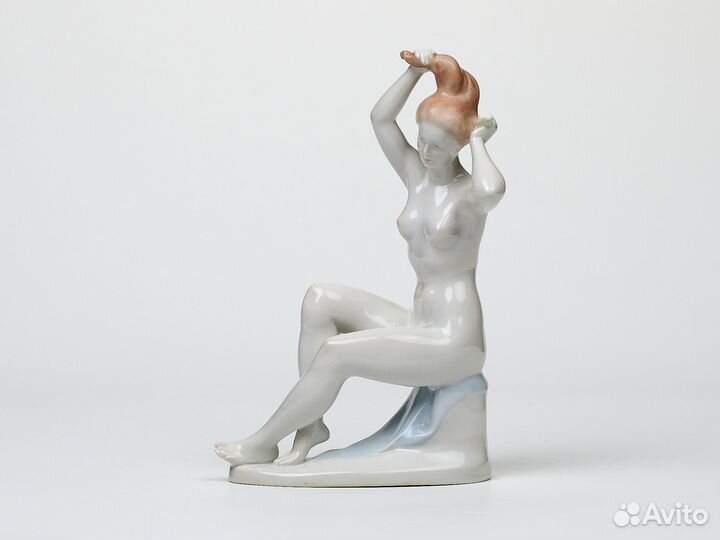 Девушка с гребнем статуэтка