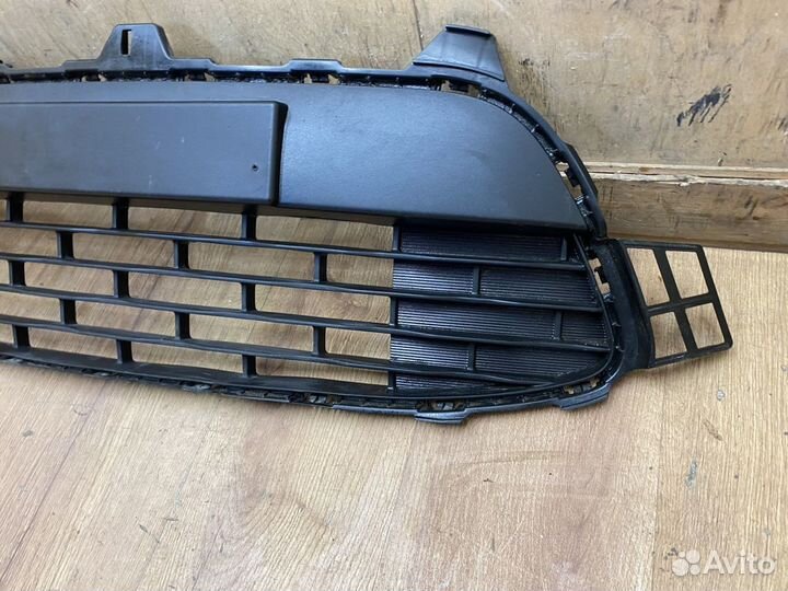 Решётка в бампер центральная Kia Rio 2017+