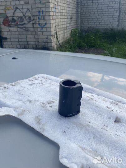 Зажим North Switchblade для трюкового самоката