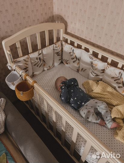 Детская кроватка с маятником