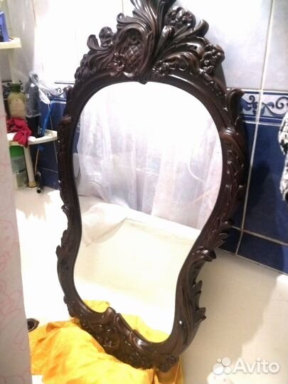 Зеркало настенное в резной раме