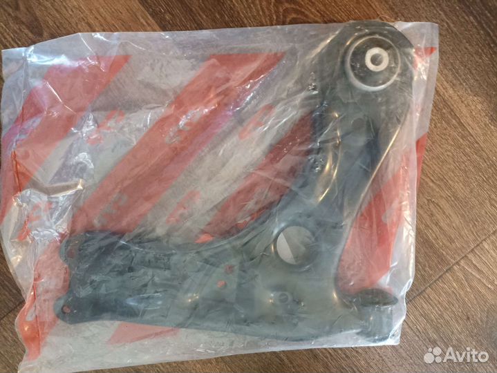 Рычаг передний нижний правый на фольксваген поло