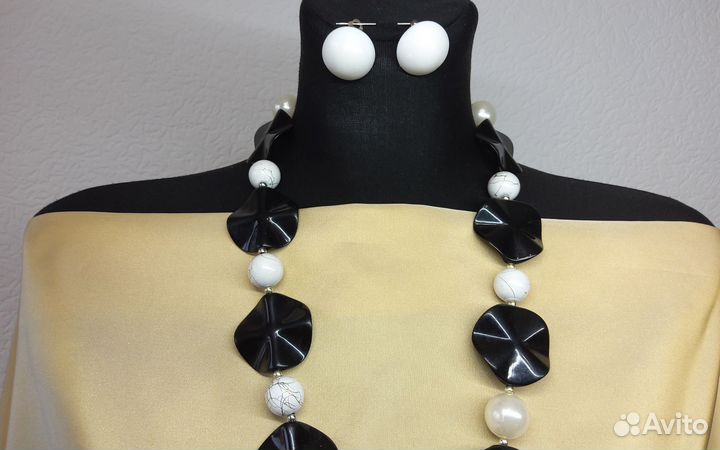 Комплект бижутерии серьги и крупные бусы