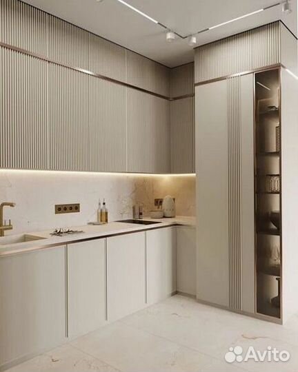 Кухня встроенная светлая