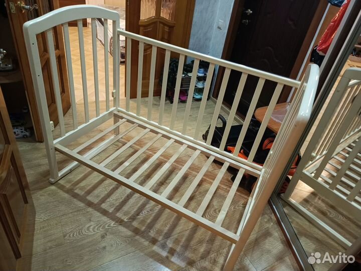 Детская кроватка с маятником