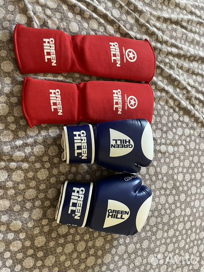Боксерские перчатки и защита