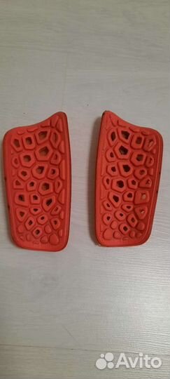 Щитки футбольные