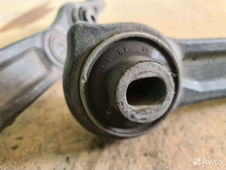 Передний поперечный рычаг Mercedes W211