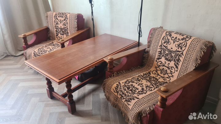 Кресло и стол