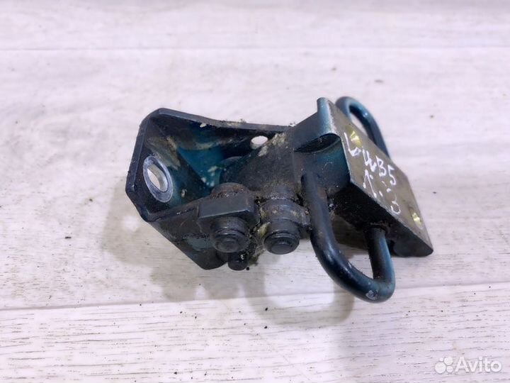 Петля двери задняя левая Volkswagen Passat B5