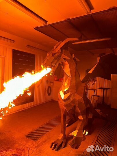 Полигональный дракон из металла. фигуры. скульптур