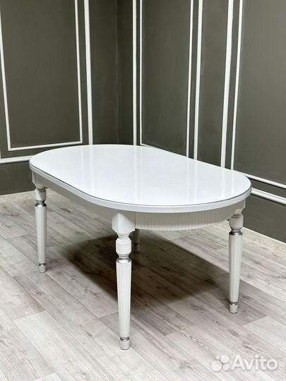 В наличии стол