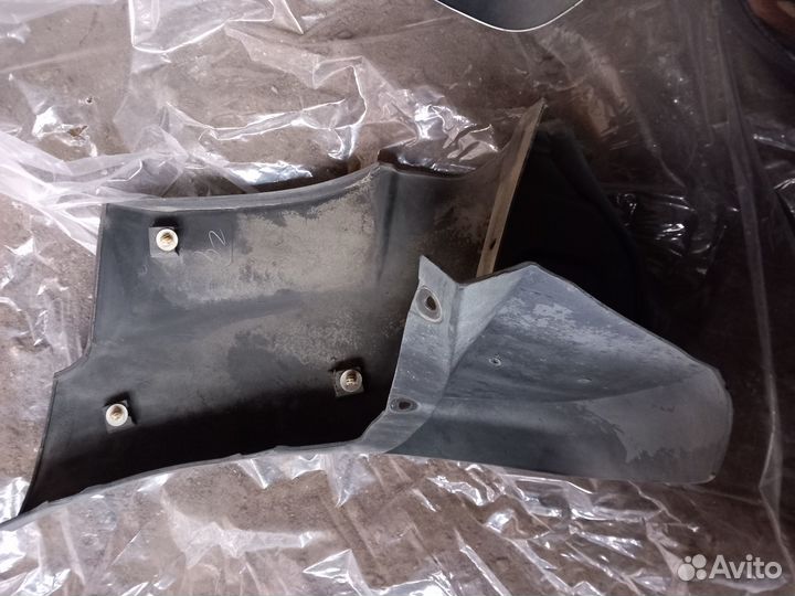 Mitsubishi Pajero 3 брызговик передний правый