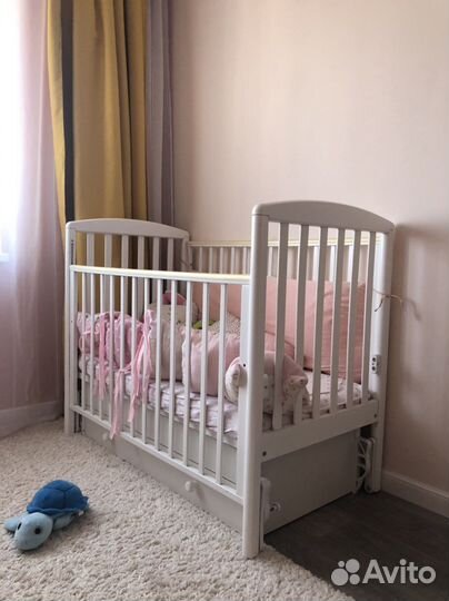 Детская кроватка с маятником