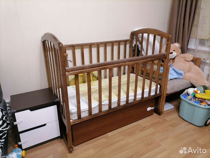Детская кроватка с маятником и ящиком