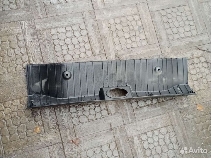 Шевроле круз накладка замка багажника