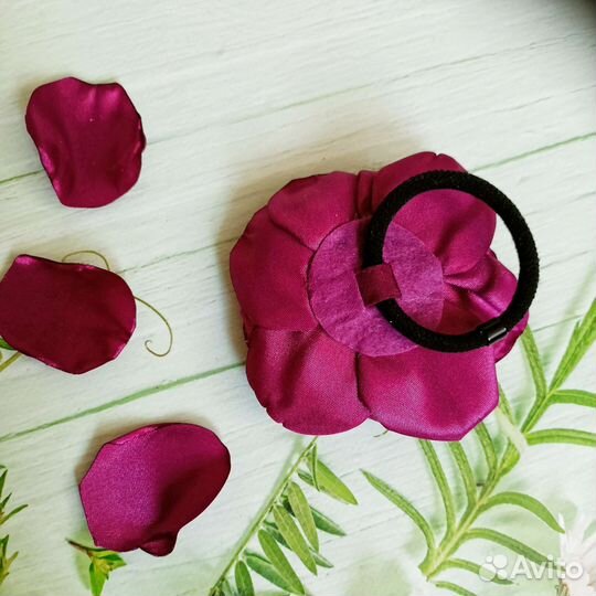 Цветок из атласа на резинке