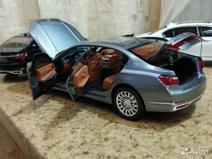 Модель BMW 7 в масштабе 1:24 длина 22 см