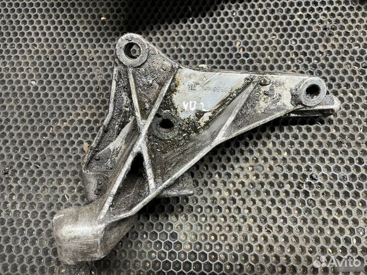 Кронштейн двигателя Opel Vectra B X25XE 1995-2000