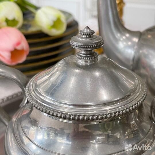 Чайник, поднос, сахарница и молочник