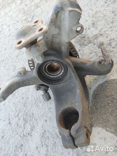 Поворотный кулак правый со ступицей Skoda Octavia