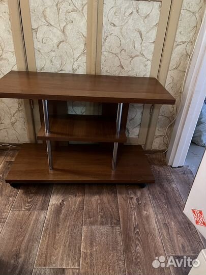 Продаю тумбу под телевизор - стол на колесах