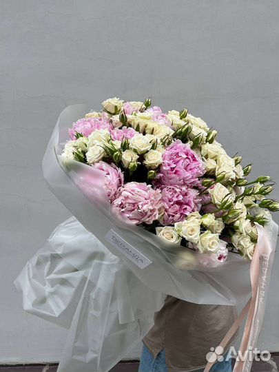 Роза кустовая и пионы большие