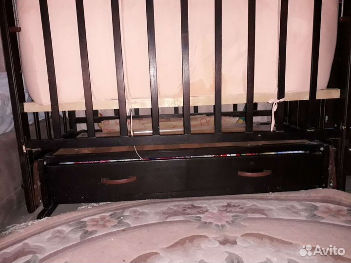 Детская кроватка с маятником и ящиком