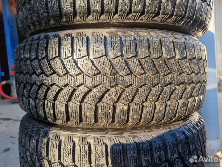 Bridgestone Blizzak Spike-01 215/55 R17