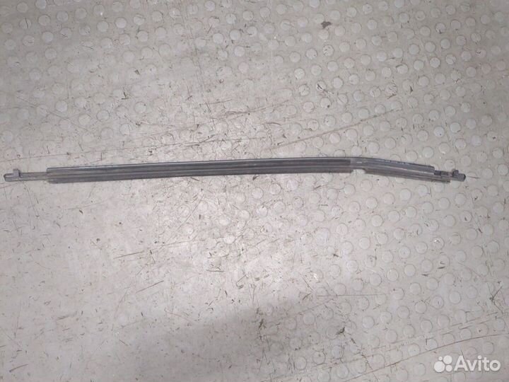 Молдинг стекла Toyota Auris E15, 2007