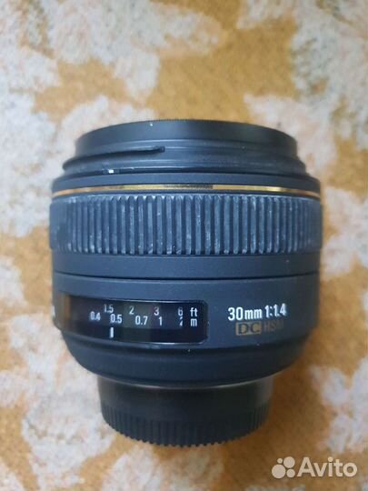 Объектив Sigma 30mm f/1.4