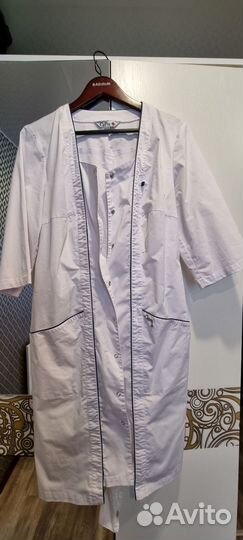 Белый медицинский халат