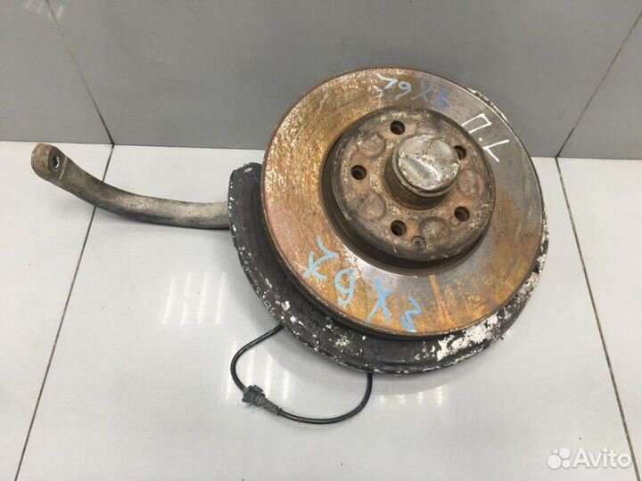 Кулак передний левый Mercedes W211