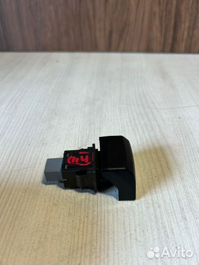 Кнопка аварийной сигнализации Toyota Corolla 180