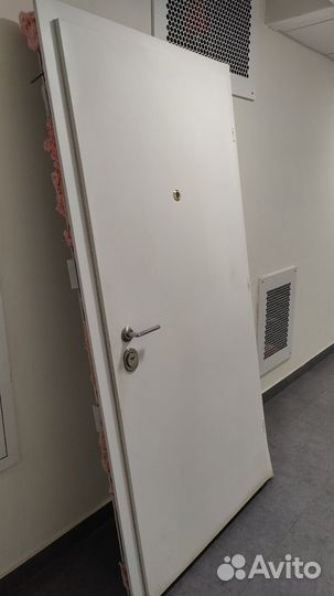 Дверь входная металлическая от застройщика пик