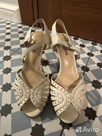 Босоножки Conni