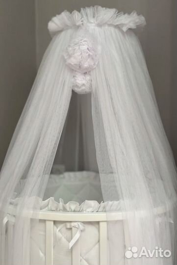 Балдахин в кроватку с помпонами