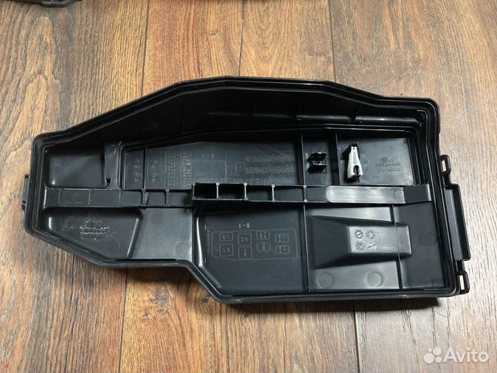 Lexus LS460L крышка блока предохранителей