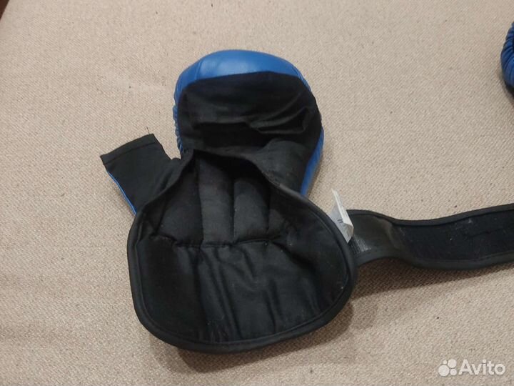 Шлем и перчатки для рукопашного боя