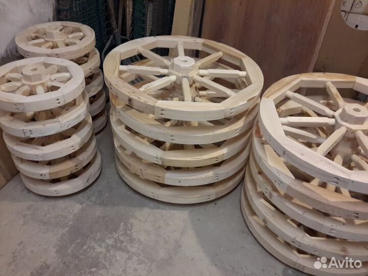 Колесо деревянное декоративное