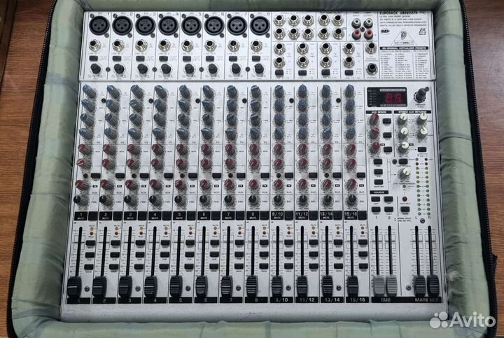 Микшерный пульт Behringer UB2222FX-PRO